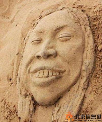 搞笑图片总有一人毁照片 后面的大爷你够了