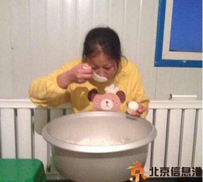 搞笑图片总有一人毁照片 后面的大爷你够了