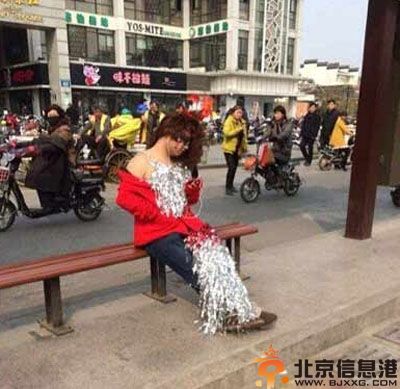 搞笑图片总有一人毁照片 后面的大爷你够了