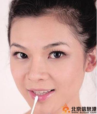 教你唇部护理步骤 让你拥有水灵灵的双唇