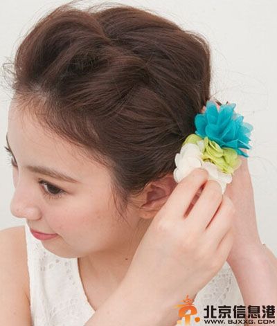 夏天盘发步骤图解 清爽夏日里展现甜美气质