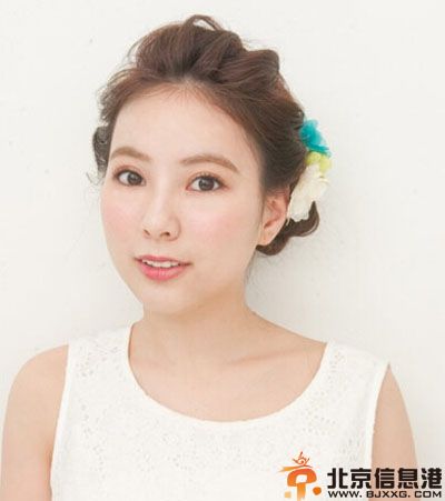 夏天盘发步骤图解 清爽夏日里展现甜美气质