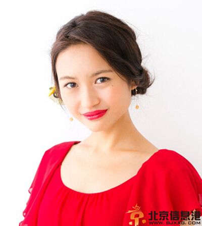 盘发教程图解步骤 打造日系甜美优雅盘发
