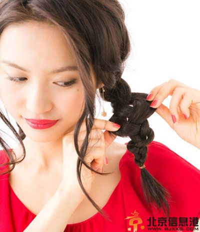 盘发教程图解步骤 打造日系甜美优雅盘发