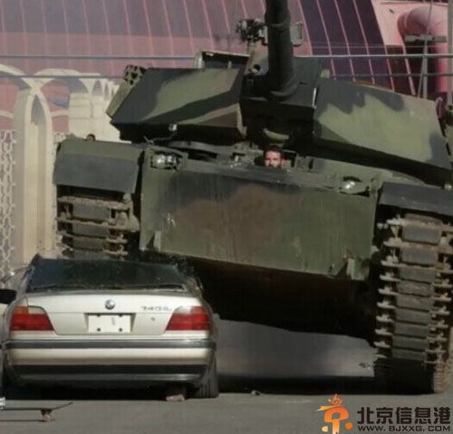 Dan Bilzerian资料父亲是谁 富豪开坦克压宝马