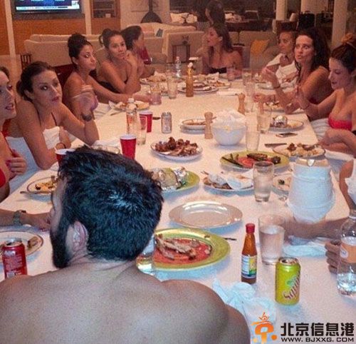 Dan Bilzerian资料父亲是谁 富豪开坦克压宝马