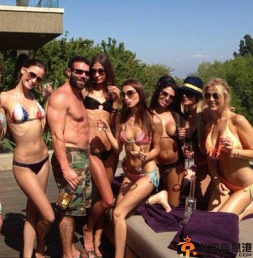 Dan Bilzerian资料父亲是谁 富豪开坦克压宝马