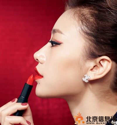 哑光红唇妆画法步骤 打造自然而迷人的唇妆