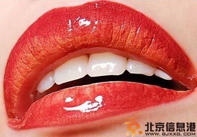 哑光红唇妆画法步骤 打造自然而迷人的唇妆