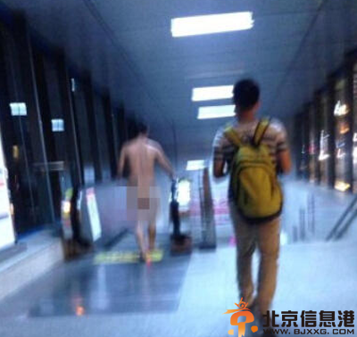 成都地铁裸奔男 其大尺度照片遭网友谴责