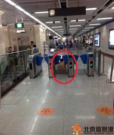 成都地铁裸奔男 其大尺度照片遭网友谴责
