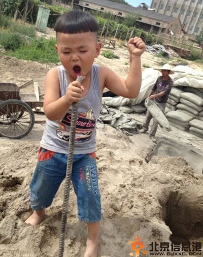 工地萌娃丁俊轩资料照片 妈妈林聪父亲丁平受关注