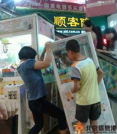 搞笑图片好形象的雕塑 这是个有故事的妹子