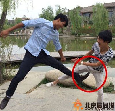 搞笑图片好形象的雕塑 这是个有故事的妹子