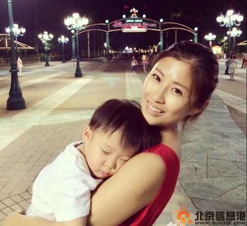 洪天明个人资料揭老婆儿子近照 被爆勾漏背女
