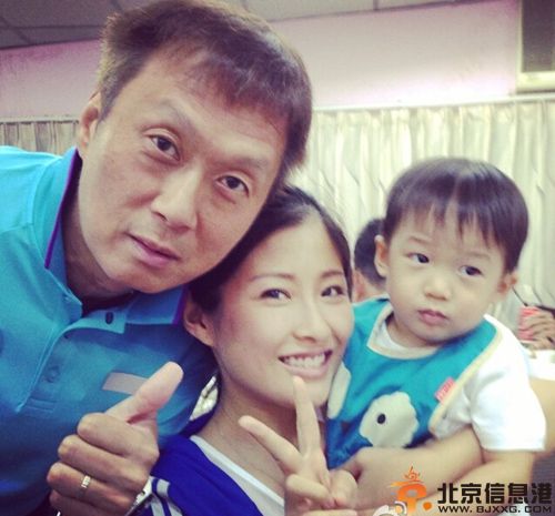 洪天明个人资料揭老婆儿子近照 被爆勾漏背女