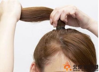 教你简单丸子头的扎法图解 让你瞬间变甜美