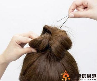 教你简单丸子头的扎法图解 让你瞬间变甜美