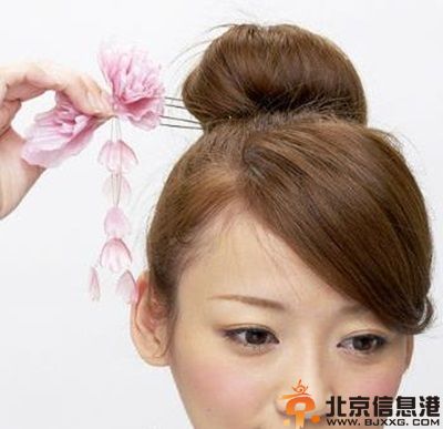 教你简单丸子头的扎法图解 让你瞬间变甜美