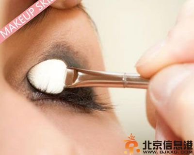 烟熏妆的画法教程 绝对让你成为夜店女王