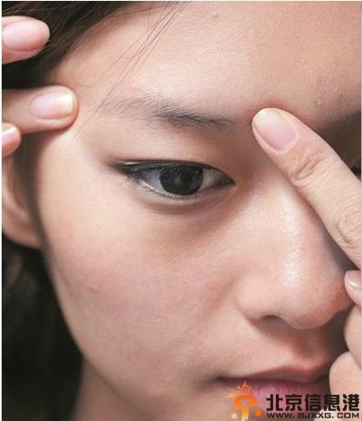 教你正确的眼部按摩手法 让你眼睛瞬间水灵灵