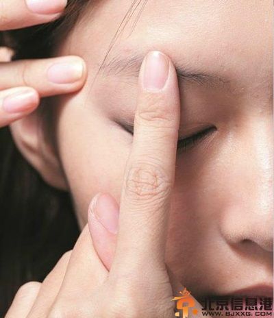 教你正确的眼部按摩手法 让你眼睛瞬间水灵灵