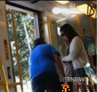澳洲妇女辱骂亚裔试图抓起下体 引目击者围观