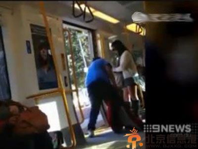 澳洲妇女辱骂亚裔试图抓起下体 引目击者围观