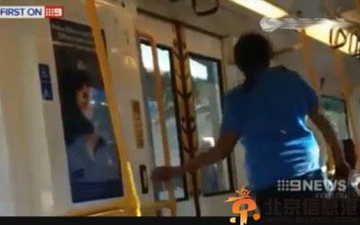澳洲妇女辱骂亚裔试图抓起下体 引目击者围观