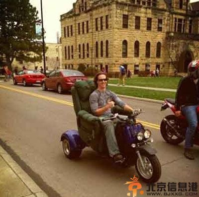 搞笑图片正确的表白方式 文艺青年和土豪的差别