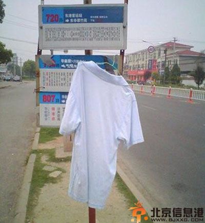 搞笑图片悲剧就是这么突然 终于可以边吃边看了