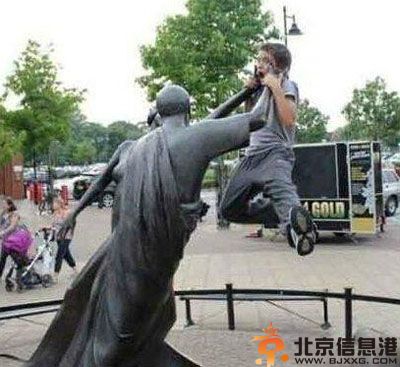 搞笑图片悲剧就是这么突然 终于可以边吃边看了