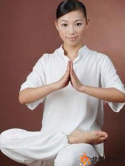 教你几种最简单的丰胸运动 做一个挺胸抬头的人