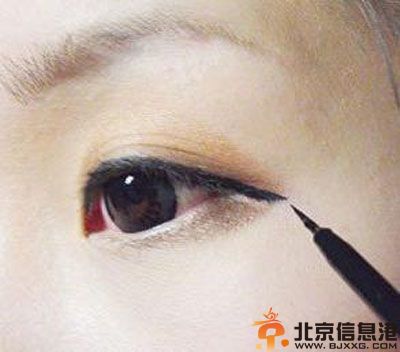 日系垂眼妆画法步骤详情 轻松绽放时尚魅力