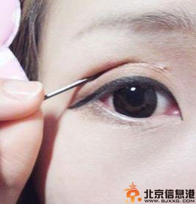 日系垂眼妆画法步骤详情 轻松绽放时尚魅力