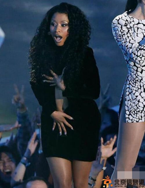 麻辣鸡nicki minaj个人资料素颜 撑爆服装露胸