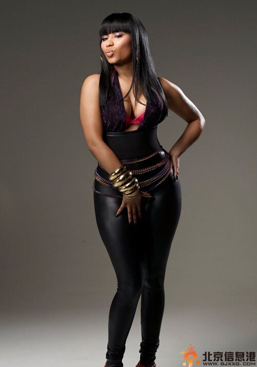 麻辣鸡nicki minaj个人资料素颜 撑爆服装露胸