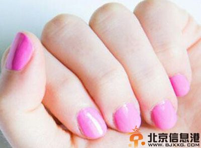 冰淇淋美甲教程图解 自己DIY出粉嫩清新美甲