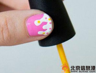 冰淇淋美甲教程图解 自己DIY出粉嫩清新美甲
