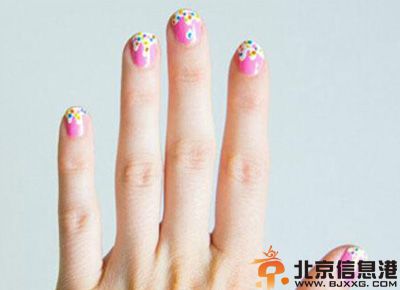 冰淇淋美甲教程图解 自己DIY出粉嫩清新美甲