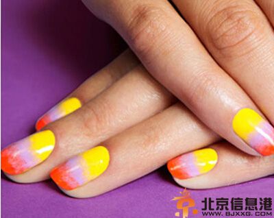 渐变美甲教程步骤图解 自己打造梦幻晚霞美甲