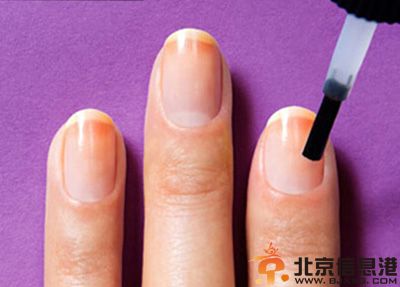渐变美甲教程步骤图解 自己打造梦幻晚霞美甲