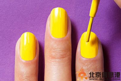渐变美甲教程步骤图解 自己打造梦幻晚霞美甲