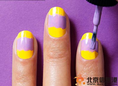 渐变美甲教程步骤图解 自己打造梦幻晚霞美甲
