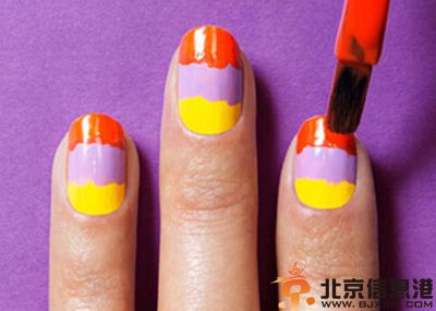 渐变美甲教程步骤图解 自己打造梦幻晚霞美甲