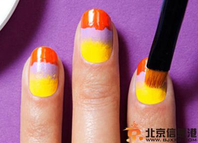 渐变美甲教程步骤图解 自己打造梦幻晚霞美甲