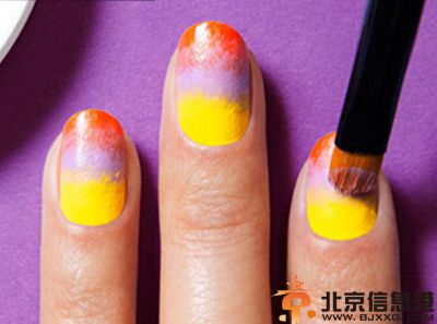 渐变美甲教程步骤图解 自己打造梦幻晚霞美甲