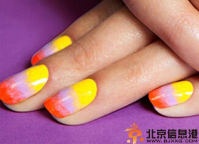 渐变美甲教程步骤图解 自己打造梦幻晚霞美甲
