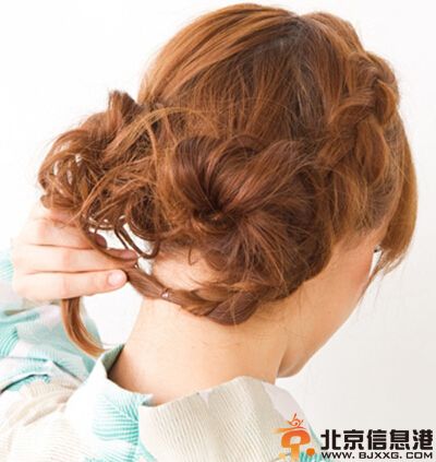 低位置丸子头扎法 妩媚的轻熟女发型
