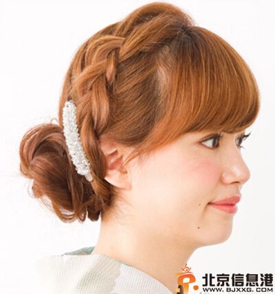 低位置丸子头扎法 妩媚的轻熟女发型